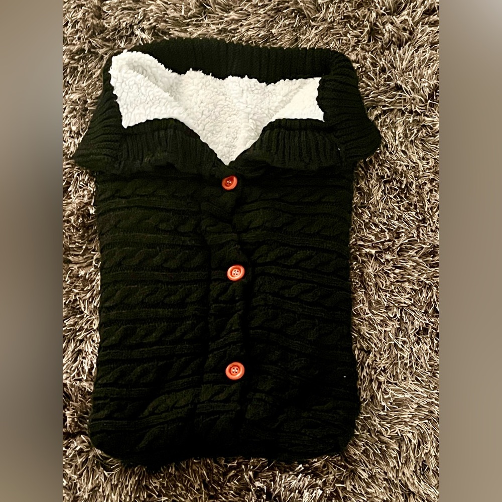 Cozy 3-6 month baby swaddle black exterior white Sherpa interior